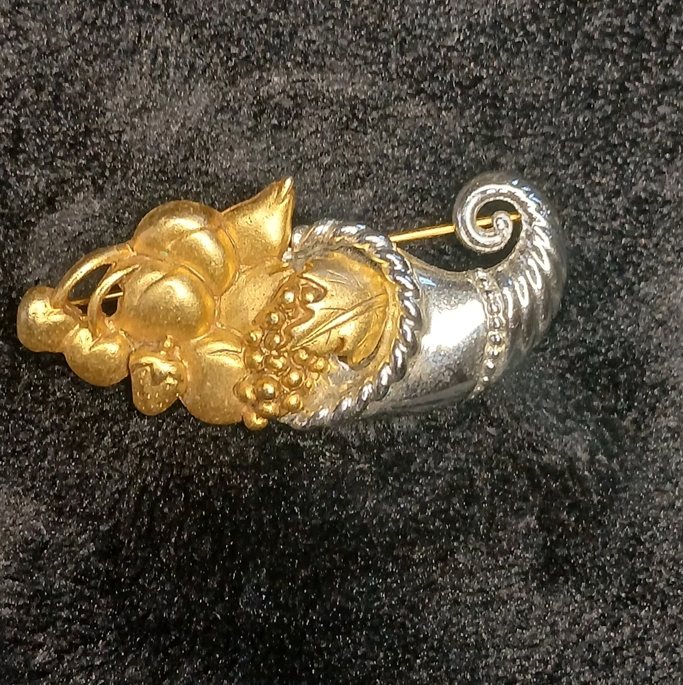 5$ Jewelry VTG Holiday Pin Elegant Gold and Silver Cornacopia Brooch